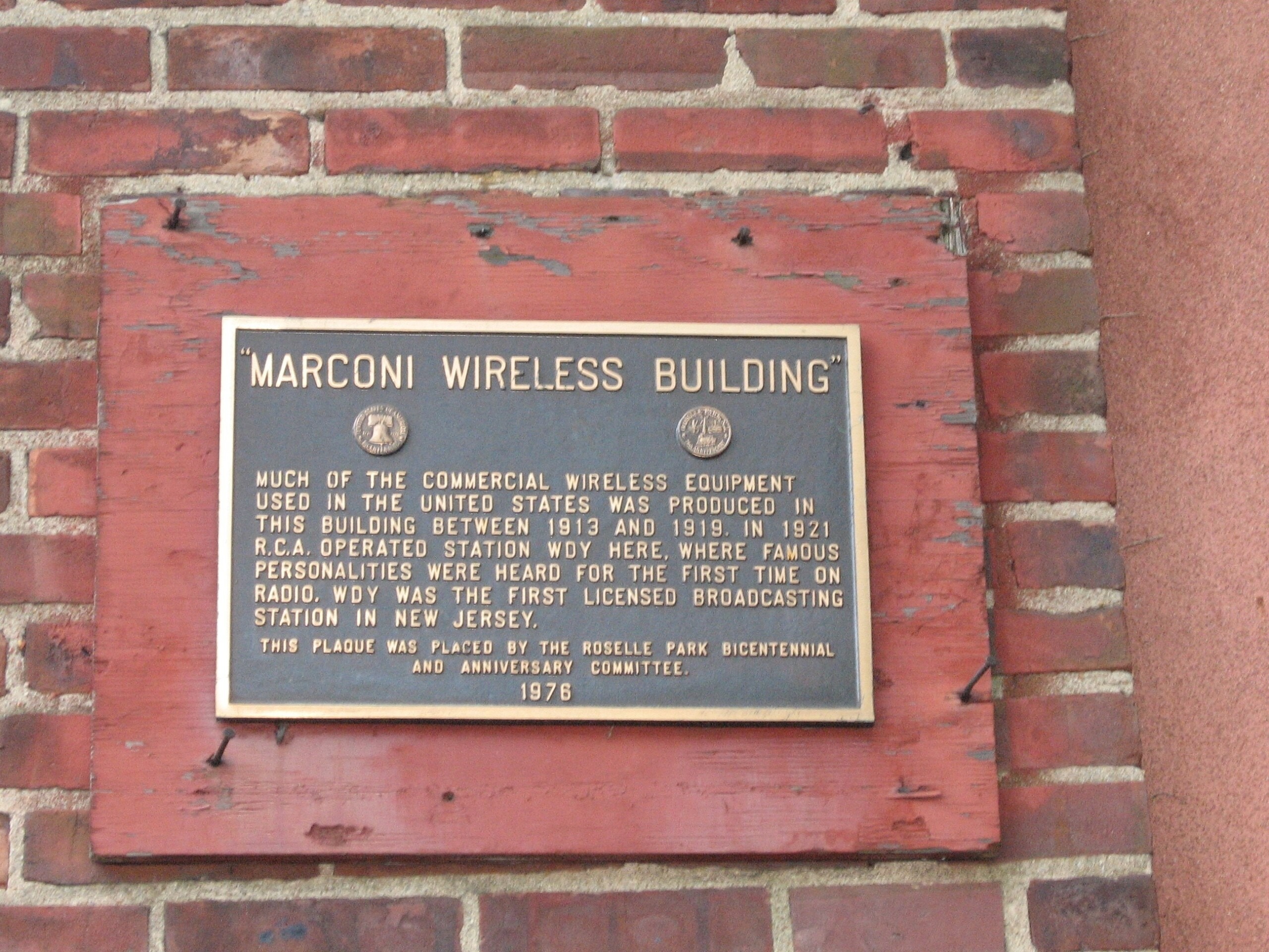 Historic plaque on the Marconi Wireless Building in Roselle Park, New Jersey, commemorating early U.S. radio broadcasting and RCA’s station WDY.